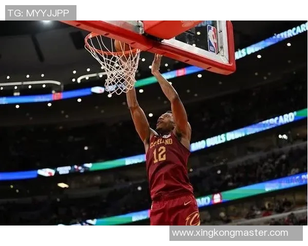 亨特表现出色16投8中三分命中率高达33贡献20分7篮板2抢断正负值高达19